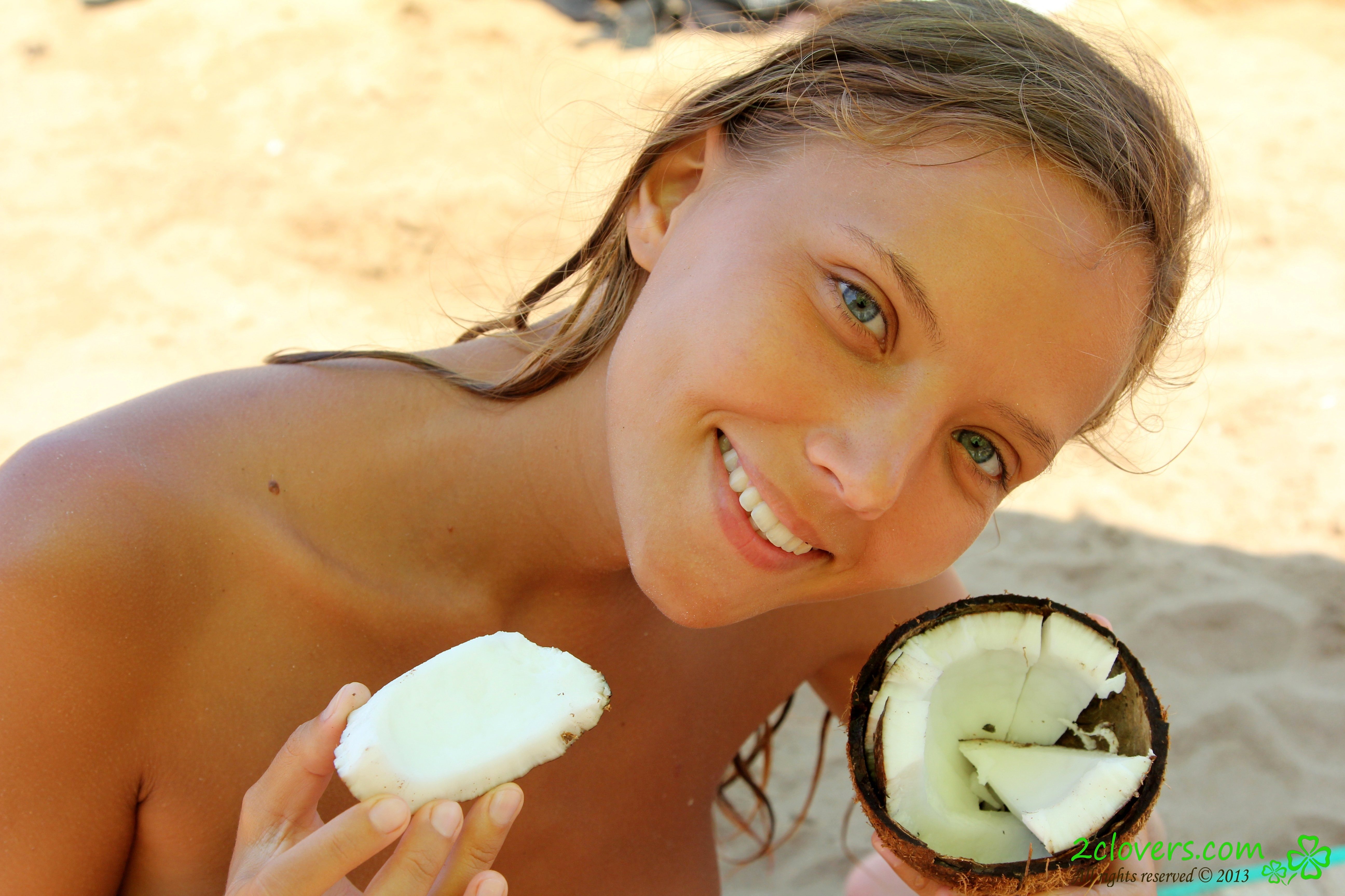 Bild markiert mit: Beach, Blonde, Eyes, Katya Clover - Mango A, Mouth, Muddy at the beach, Russian, Sexy Wallpaper, Smiling, Cute, Face
