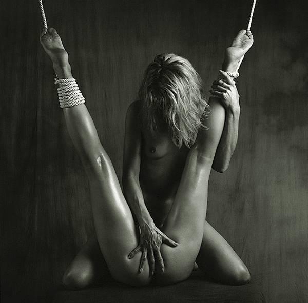 Bild markiert mit: Black and White, Blonde, Feet, Legs, Lesbian, 2 girls, Bondage
