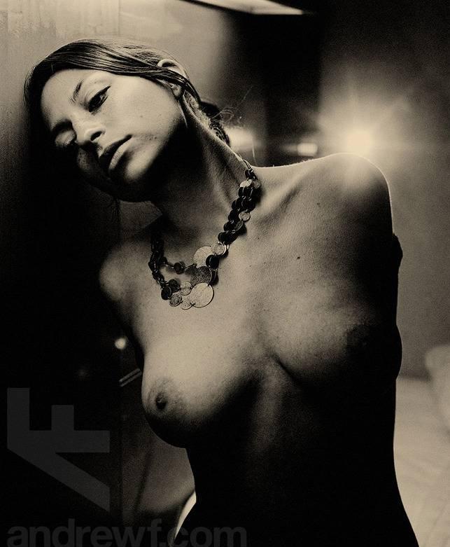 Bild markiert mit: Black and White, Brunette, Busty, Art, Boobs