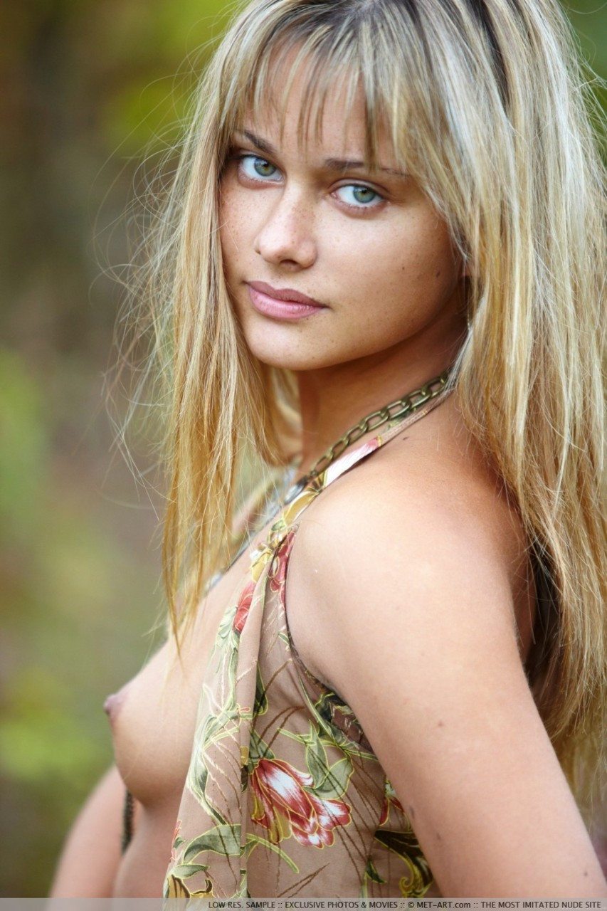 Bild markiert mit: Blonde, Eyes, MET Art, Small Tits
