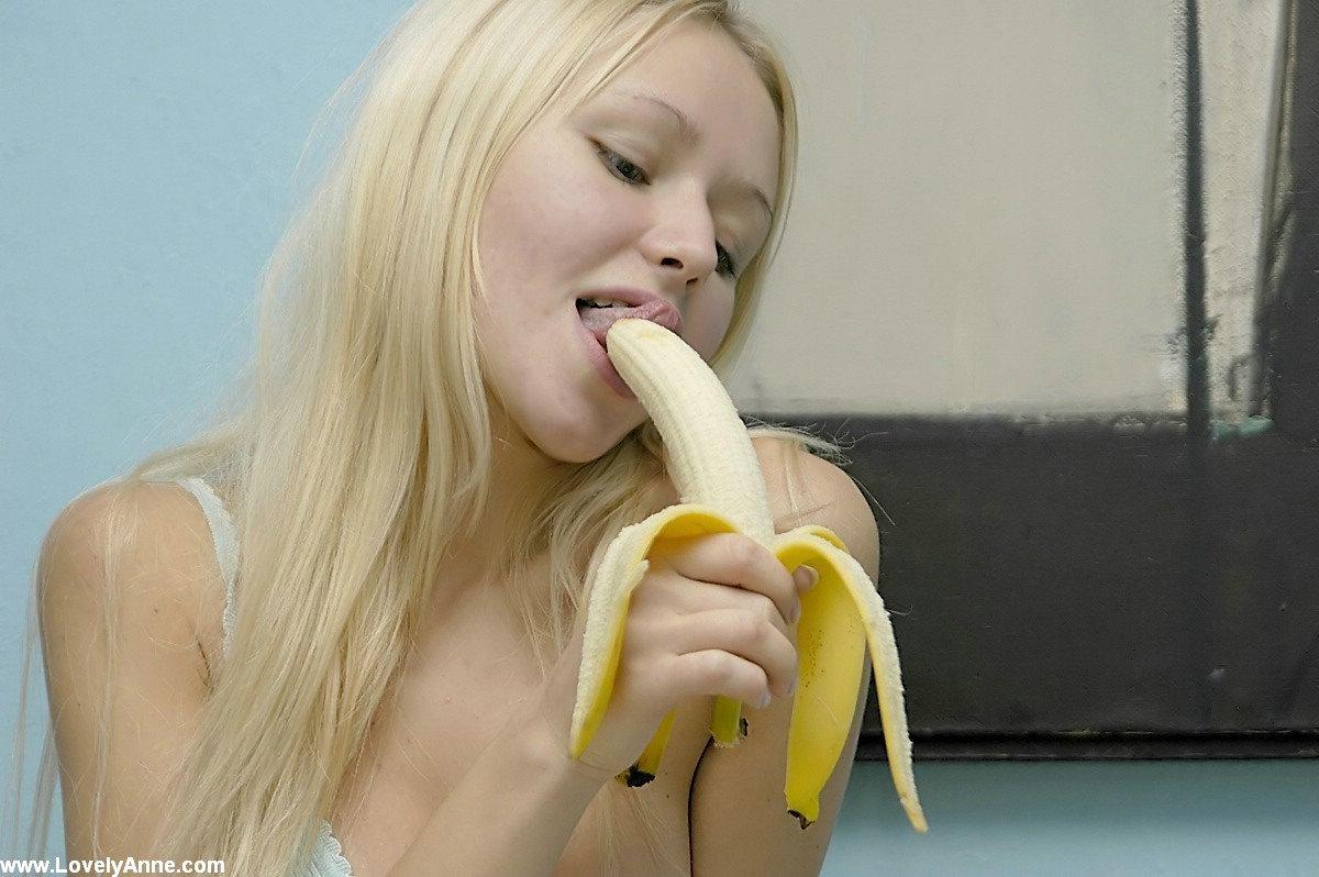 Bild markiert mit: Blonde, Sexy Wallpaper, Tongue, Banana, Cute