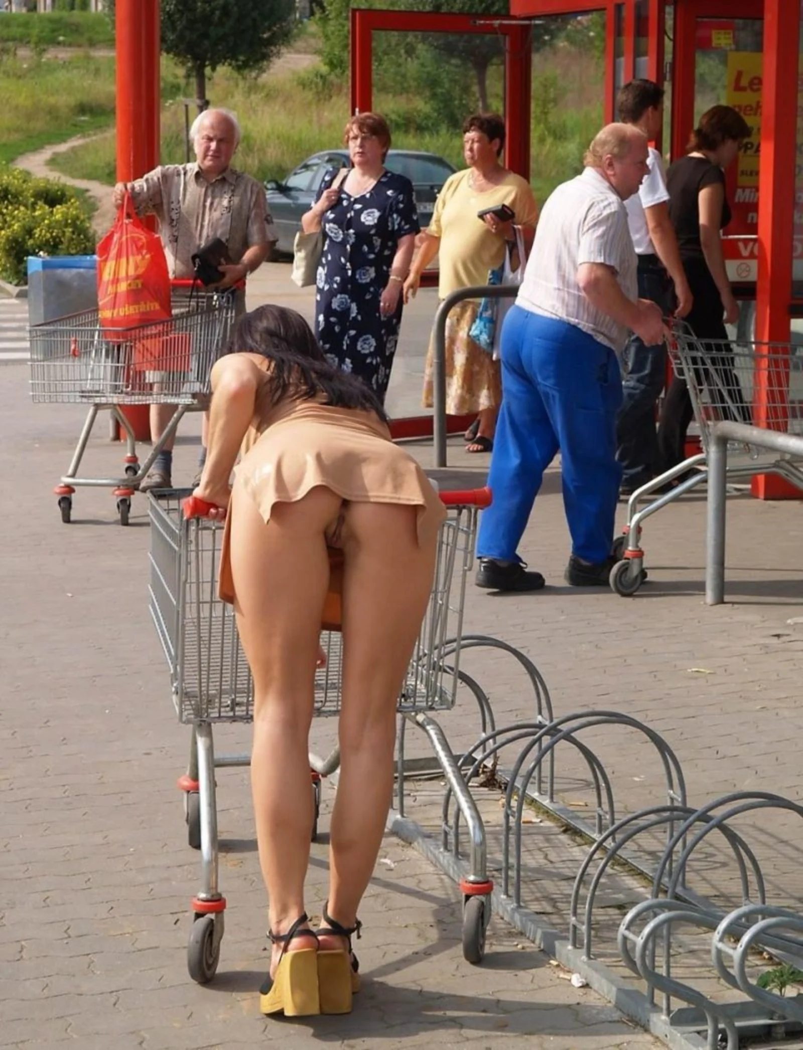 Bild markiert mit: Brunette, Legs, Ass - Butt, Flashing, Public, Pussy