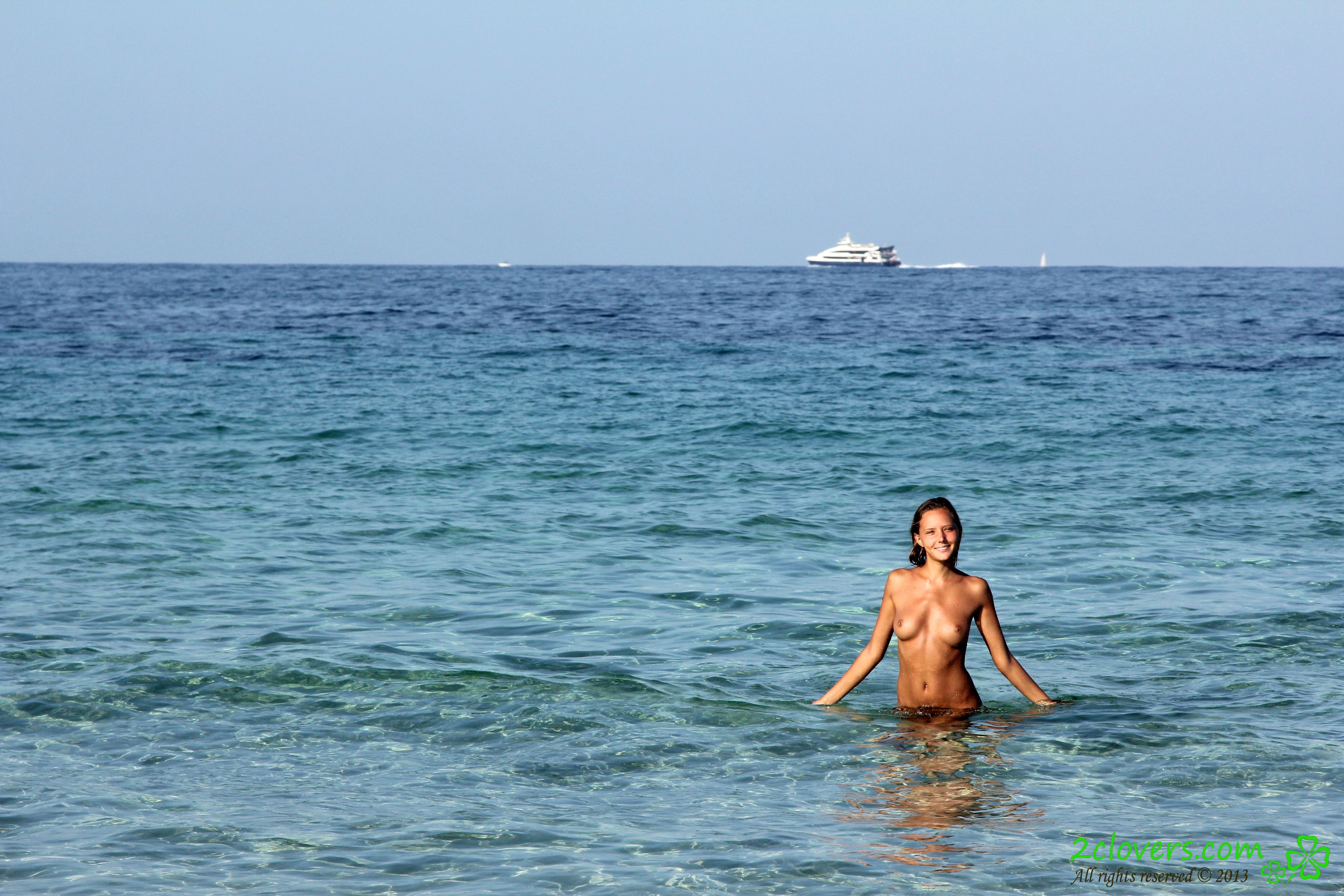 Bild markiert mit: Skinny, 2clovers.com, Beach, Blonde, Boat, Es Cavallet Beach Part 1, Katya Clover - Mango A, Russian, Sexy Wallpaper, Smiling, Cute, Small Tits, Tanned, Tummy