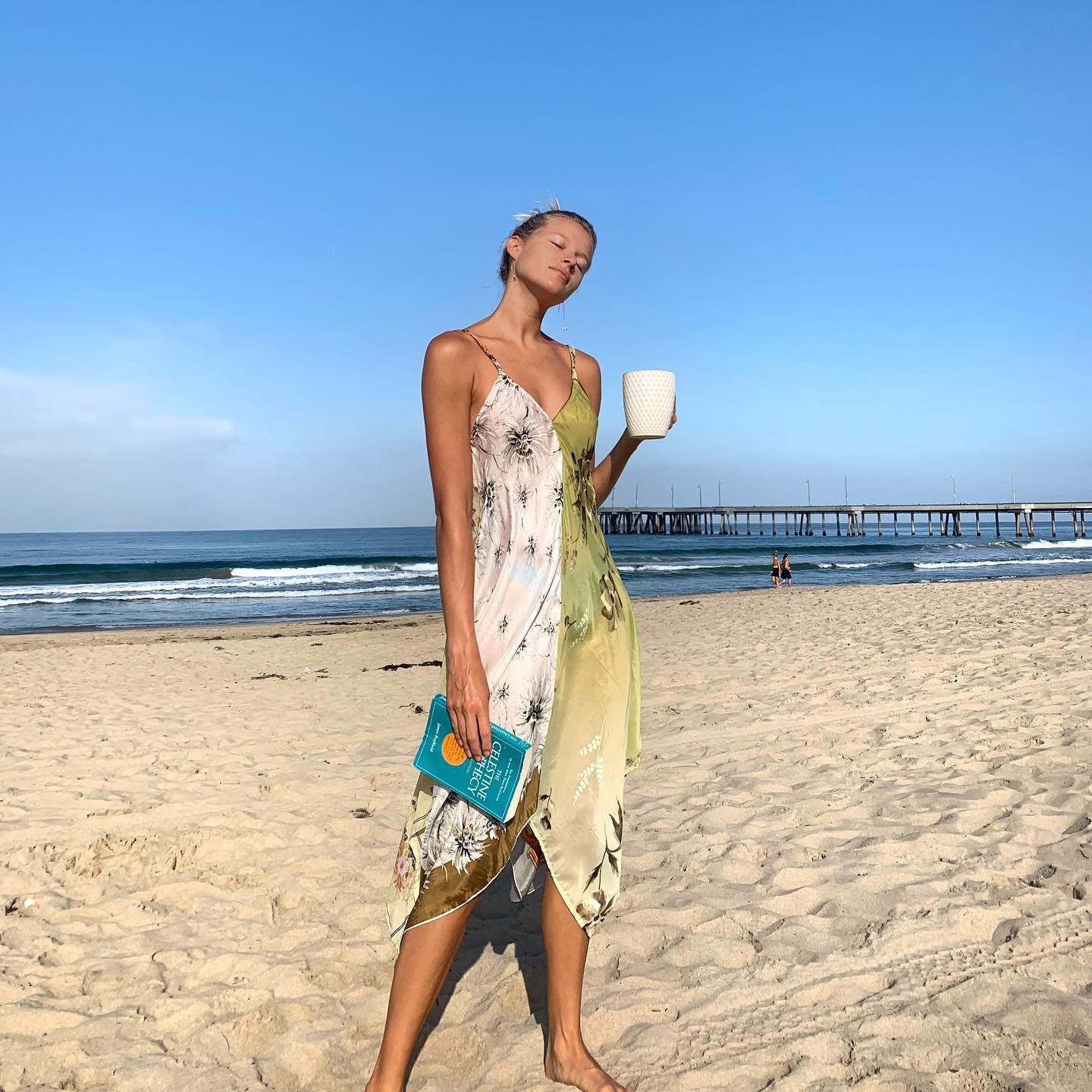 Bild markiert mit: Skinny, Abby Neff, American, Beach, Blonde, Book, Legs, Cute