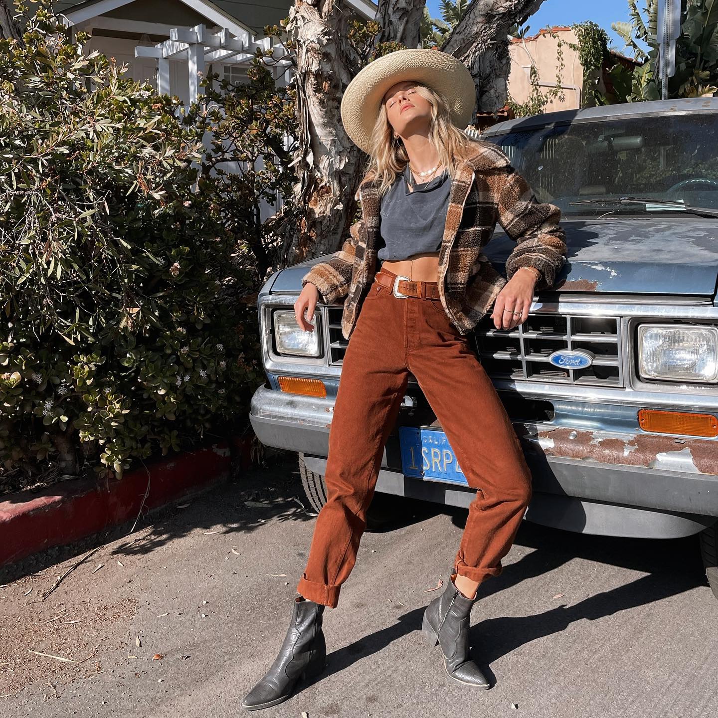 Bild markiert mit: Skinny, Abby Neff, American, Blonde, Car, Hat, Legs, Cute