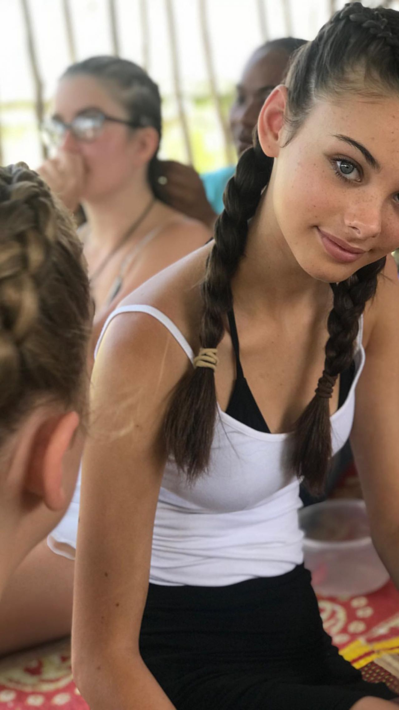 Bild markiert mit: Skinny, Australian, Brunette, Eyes, Meika Woollard, Braid, Cute, Safe for work