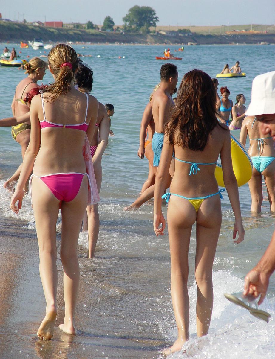 Bild markiert mit: Skinny, Beach, Bikini, Blonde, Brunette, Feet, Legs, 2 girls, Ass - Butt