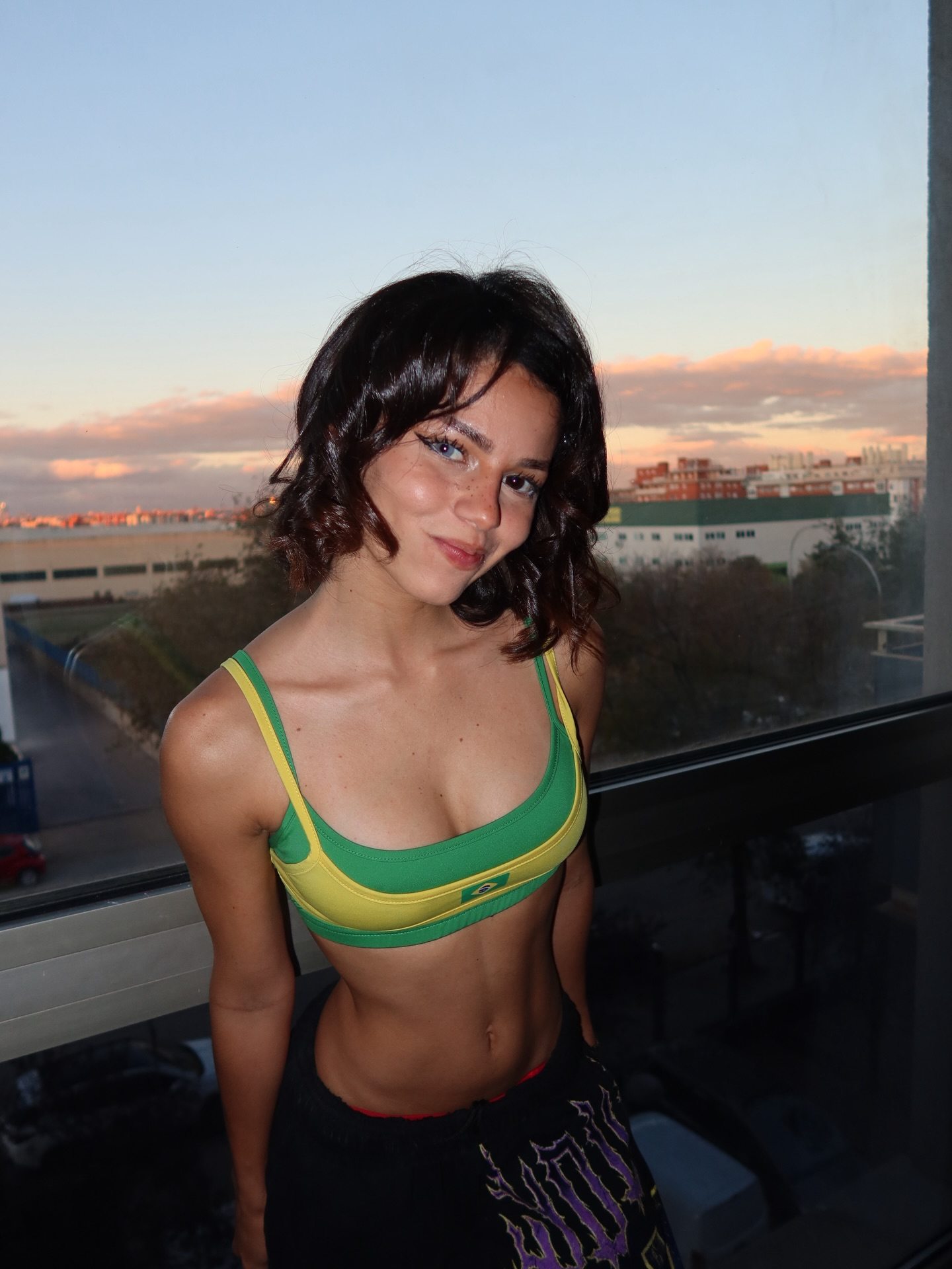 Bild markiert mit: Skinny, Bikini, Brazilian, Brunette, Eyes, Larissa Kimberlly, Smiling, Cute, Tummy