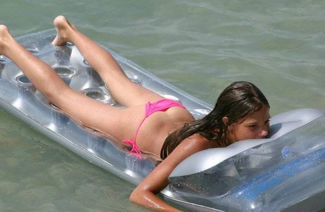 Bild markiert mit: Skinny, Bikini, Brunette, Legs, Sexy Wallpaper, Ass - Butt