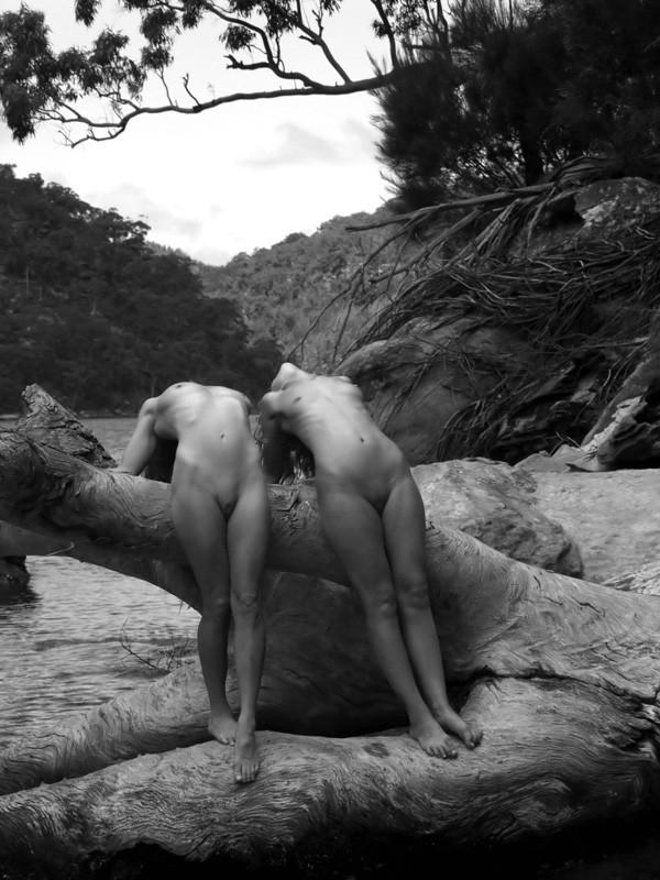 Bild markiert mit: Skinny, Black and White, 2 girls, Feet, Legs, Nature, Small Tits, Tummy