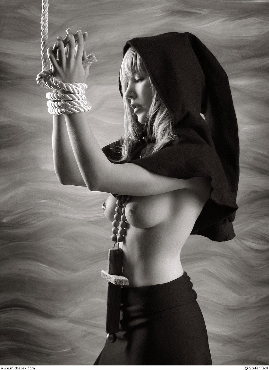 Bild markiert mit: Skinny, Black and White, Blonde, Bondage, Piercing, Small Tits