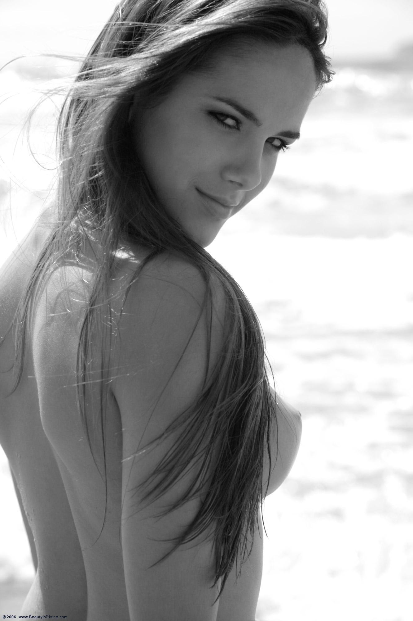 Bild markiert mit: Skinny, Brazilian, Brunette, Roberta Murgo, Boobs, Cute