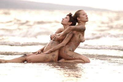 Bild markiert mit: 2 girls, Beach, Lesbian