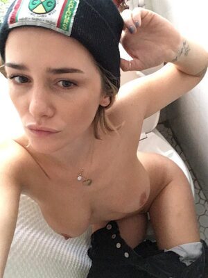 Bild markiert mit: Addison Timlin, Blonde, American, Boobs, Celebrity - Star, Eyes, Leaked, Selfie, Tattoo