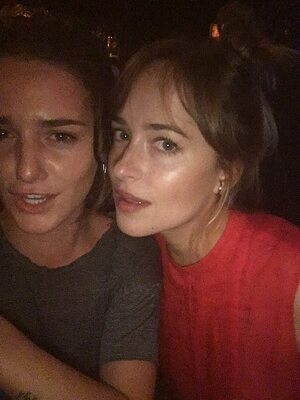 Bild markiert mit: Addison Timlin, Blonde, Brunette, Dakota Johnson, 2 girls, American, Celebrity - Star, Eyes, Leaked