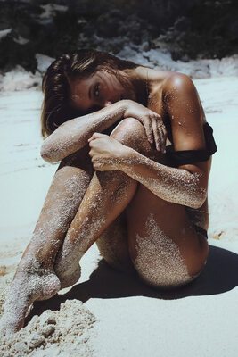 Bild markiert mit: Alexis Ren, Brunette, American, Beach, Celebrity - Star, Legs, Tanned