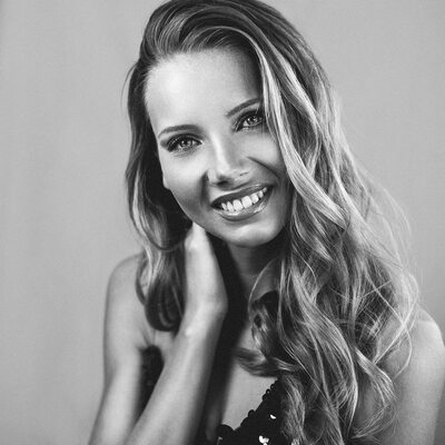 Bild markiert mit: Amandine Petit, Black and White, Blonde, Celebrity - Star, Miss France 2021, Safe for work, Smiling