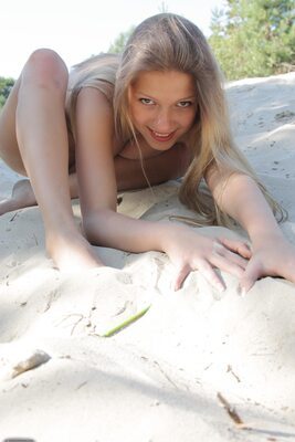 Bild markiert mit: Anita - Nadin, Beach, Blonde, Domai, Eyes, Goddess Nudes, Legs, Smiling, Ukrainian, Cute