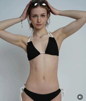 Bild markiert mit: Ava Rivello, Brunette, Skinny, Tummy, American, Bikini, Cute, Eyes, Piercing