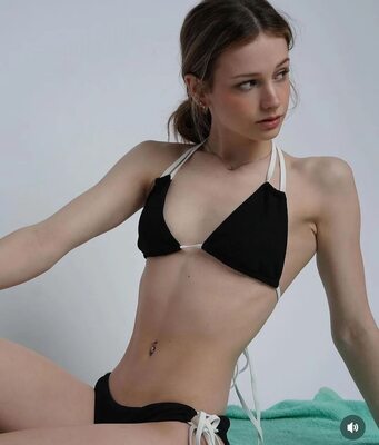 Bild markiert mit: Ava Rivello, Brunette, Skinny, Tummy, American, Bikini, Cute, Piercing