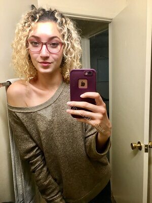 Bild markiert mit: Bambii Bonsai, Blonde, Brunette, Camgirl, Chaturbate, Selfie