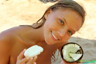 Bild markiert mit: Beach, Blonde, Eyes, Katya Clover - Mango A, Mouth, Muddy at the beach, Russian, Sexy Wallpaper, Smiling, Cute, Face