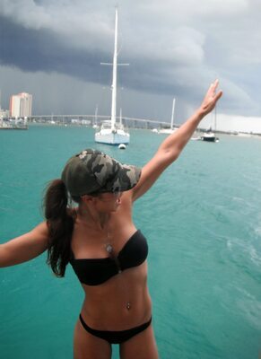 Bild markiert mit: Belgian, Bikini, Boat, Brunette, Natacha Nies-Piotrowski, Piercing, Cute, Tummy