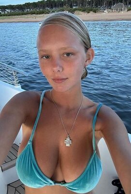 Bild markiert mit: Bikini, Blonde, Boat, Busty, Eyes, Selfie, What is her name, Cute