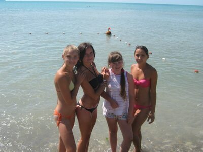 Bild markiert mit: Bikini, Blonde, Brunette, Legs, Natalja M, Sexy Wallpaper, 4 girls, Cute, Tummy