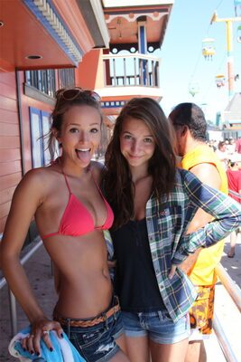 Bild markiert mit: Bikini, Brunette, English, Eyes, Helen Owen, Piercing, Smiling, Tongue, 2 girls, Cute, Tummy