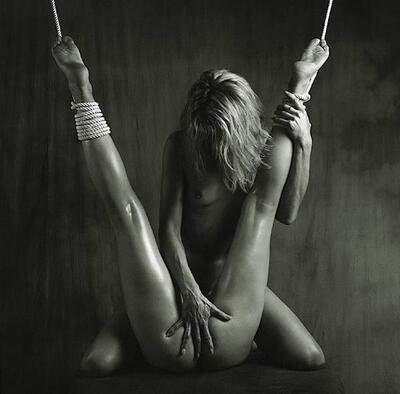 Bild markiert mit: Black and White, Blonde, Feet, Legs, Lesbian, 2 girls, Bondage