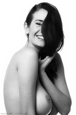 Bild markiert mit: Black and White, Brunette, Busty, Peta Todd, Boobs, English, Smiling