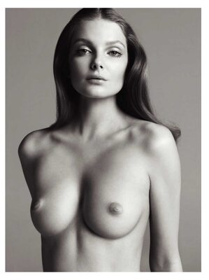 Bild markiert mit: Black and White, Brunette, Eniko Mihalik, Boobs, Celebrity - Star, Cute, Eyes, Hungarian