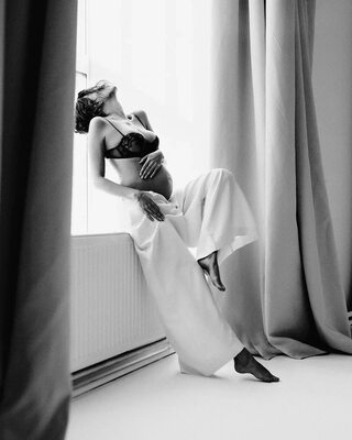 Bild markiert mit: Black and White, Brunette, Katya Clover - Mango A, Cute, Lingerie, Pregnant, Russian, Tummy