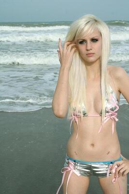 Bild markiert mit: Blonde, Beach, Bikini