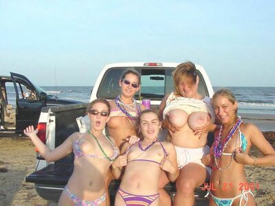 Bild markiert mit: Blonde, Brunette, Busty, 5 girls, Beach, Bikini, Boobs, Car, Flashing, Flat chested, Monokini, Small Tits, Tummy