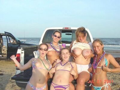 Bild markiert mit: Blonde, Brunette, Busty, 5 girls, Beach, Bikini, Boobs, Car, Flashing, Flat chested, Small Tits, Tummy