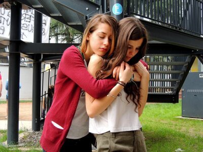 Bild markiert mit: Blonde, Brunette, Caterina, Hugging, Italian, Sexy Wallpaper, 2 girls, Cute