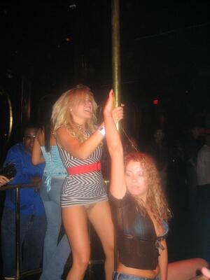 Bild markiert mit: Blonde, Brunette, Legs, 2 girls, Public