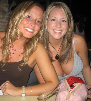 Bild markiert mit: Blonde, Busty, Eyes, Smiling, 2 girls, Boobs