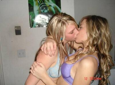 Bild markiert mit: Blonde, Kissing, Lesbian