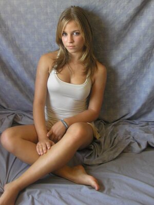 Bild markiert mit: Blonde, Luscious Lia - Lily, Cute, Eyes, Feet, Legs, Shy