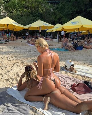 Bild markiert mit: Blonde, Mathilde Tantot, 2 girls, Ass - Butt, Beach, Bikini, French, Legs