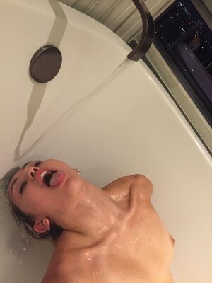 Bild markiert mit: American, Bath, Blonde, Miley Cyrus, Celebrity - Star, Leaked, Small Tits, Tongue