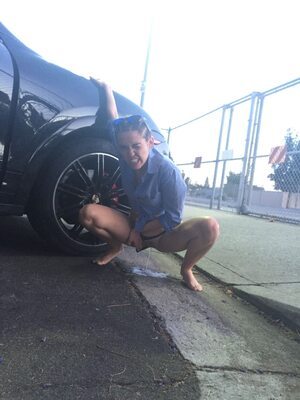 Bild markiert mit: American, Blonde, Car, Feet, Legs, Miley Cyrus, Celebrity - Star, Leaked, Peeing