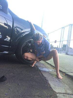Bild markiert mit: American, Blonde, Car, Feet, Legs, Miley Cyrus, Celebrity - Star, Leaked, Peeing