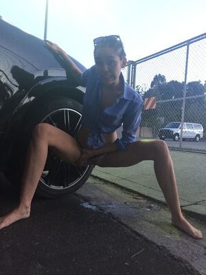 Bild markiert mit: American, Blonde, Car, Feet, Legs, Miley Cyrus, Celebrity - Star, Leaked, Peeing