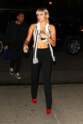 Bild markiert mit: American, Blonde, Miley Cyrus, Celebrity - Star, Small Tits, Tattoo, Tummy
