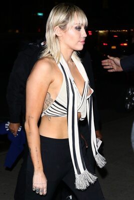 Bild markiert mit: Blonde, Miley Cyrus, American, Celebrity - Star, Small Tits, Tattoo