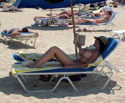 Bild markiert mit: Boobs, Busty, Beach